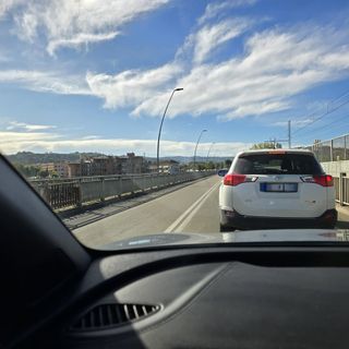 Tamponamento fra tre auto sul ponte Albertino all'ingresso di Alba, lunghe code