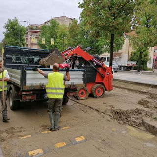 Alba, corso Langhe si risveglia sotto una coltre di fango. L’assessore: "Emergenza passata, ora interventi urgenti" (FOTO)
