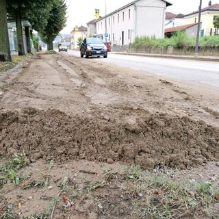 Alba, nel pomeriggio task force della Protezione civile per la pulizia delle strade invase dal fango