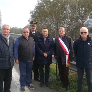 La cerimonia di questa mattina, presso il ponte della tangenziale albese