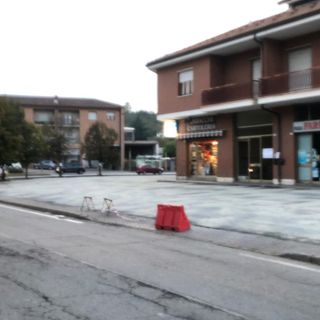 Nella foto il fondo appena sistemato nel parcheggio tra corso Canale e strada Guarene