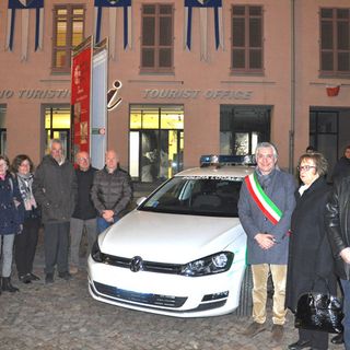 Il comandante della Municipale Antonio Di Ciancia, il sindaco Carlo Bo e l'assessore Marco Marcarino posano coi familiari del compianto agente al fianco del mezzo donato in sua memoria