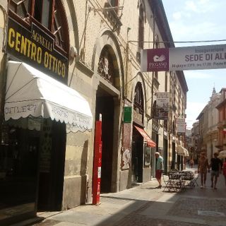L'insegna del centro ottico Agnelli, in via Maestra, là dove il laboratorio ebbe la sua ultima sede