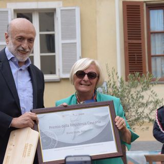 Carlin Petrini premia Bruna Sibille per i suoi anni di impegno al fianco della manifestazione (foto di Enrico Ruggeri) Carlin Petrini premia Bruna Sibille per i suoi anni di impegno al fianco della manifestazione (foto di Enrico Ruggeri)