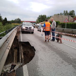 Il sindaco Davico con i tecnici sul luogo della frana all'indomani dell'accaduto Il sindaco Davico con i tecnici sul luogo della frana all'indomani dell'accaduto