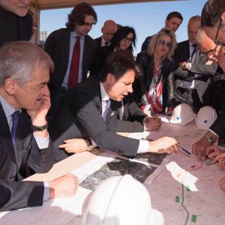 Il premier Conte durante il sopralluogo del marzo scorso al troncone di Cherasco