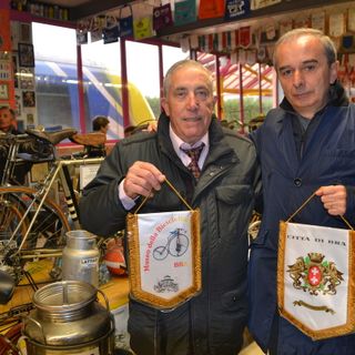 Bra, il cavaliere Luciano Cravero compie 82 anni, pensando al suo Museo della Bicicletta