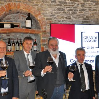 Brindisi augurale per l'edizione 2020 di Grandi Langhe