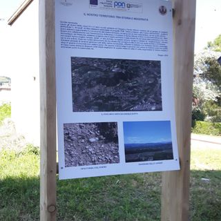 Santa Vittoria d'Alba: totem realizzati dagli studenti delle elementari raccontano la storia del paese