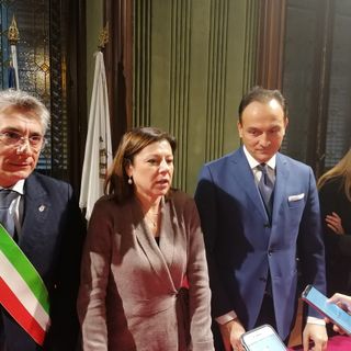 Il ministro Paola De Micheli al termine dell'incontro tenuto nel pomeriggio nel municipio albese. Al suo fianco il governatore Cirio, il sindaco Carlo Bo e la deputata Chiara Gribaudo