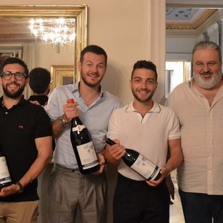 Alessandro Cattelan e Il Volo posano insieme a Matteo Ascheri e Andrea Ferrero, rispettivamente presidente e direttore del Consorzio Barolo Barbaresco