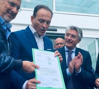 Il governatore Cirio legge la dichiarazione di fine lavori dell'ospedale di Verduno