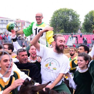 I borghigiani della Moretta portano in trionfo Daniele Marcianti (Ph Antonio Abbruzzese)