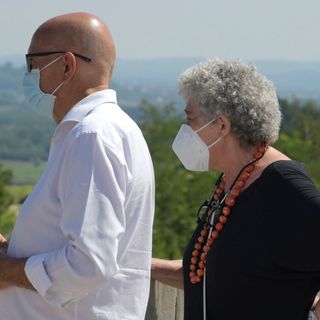 Un'immagine del 20 luglio scorso: la dottoressa Frigeri col direttore dell'Asl Massimo Veglio durante le operazioni di trasloco verso il nuovo ospedale di Verduno (Ph Mauro Gallo)