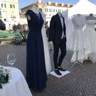 Il wedding azzerato dal Covid, in piazza a Cuneo la rabbia di un settore dimenticato: "Ci dicano come e quando ripartire" [VIDEO]