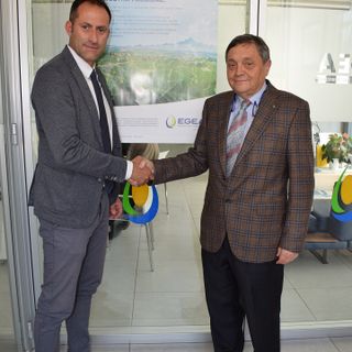 La firma dell’accordo. Da sinistra il responsabile commerciale del settore retail di Egea, Alessandro Pasquero, e il presidente di “Federcasa” Fiorenzo Bosio