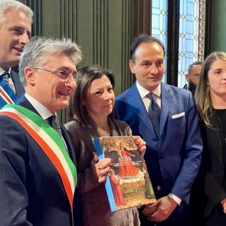 Gribaudo, prima a destra, col governatore Cirio, il ministro De Micheli e il sindaco albese Carlo Bo