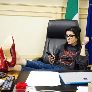Fabiana Dadone, ministro rock contro gli stereotipi: "C'è ancora molta strada da fare. Buon 8 marzo a tutte"