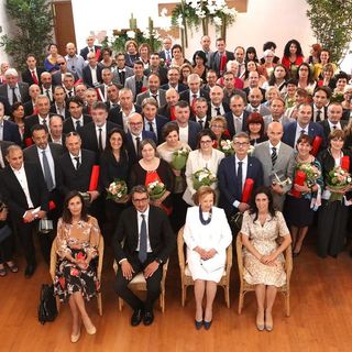 Giovanni Ferrero con la madre Maria Franca Fissolo, la moglie Paola Rossi e la cognata Luisa Strumia insieme ai premiati per i 25 anni in azienda (Foto Murialdo Muratore)
