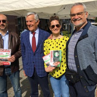 Olindo Cervella, con William Revello, Sara Pennella e Giovanni Bosticco al gazebo di via Garibaldi