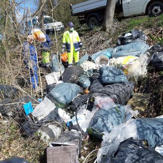 Rifiuti abbandonati a Vezza, il sindaco: "Uno scempio, con la Forestale risaliremo ai responsabili"