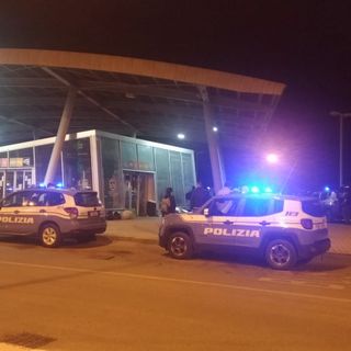 Dodici sgomberi in due mesi al movicentro. Il questore: "Tra i 38 presenti un Covid positivo, ubriachi, pluripregiudicati ed espulsi"