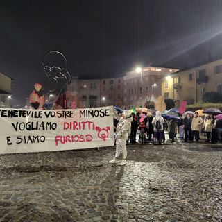 Otto marzo: con il movimento Non Una Di Meno sfila il corteo transfemminista di Alba [FOTO E VIDEO]
