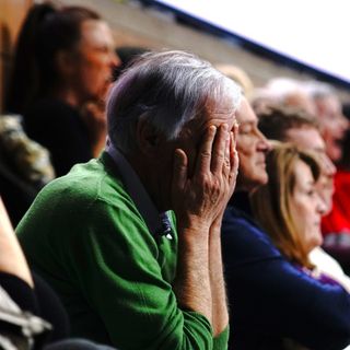 La disperazione di un tifoso per la brutta prestazione della squadra: il pubblico di Cuneo merita di più (Fotogallery di Mattia Benozzi)