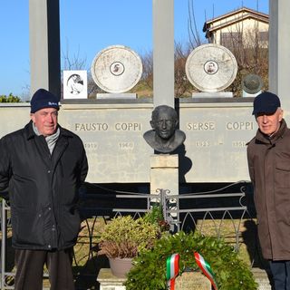 Luciano Cravero, a sinistra, e Aldo Basso rendono omaggio al monumento che ricorda il "Campionissimo"