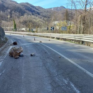 Le immagini delle operazioni di disgaggio di massi sulla "Bovesana" e per il Tenda [VIDEO E FOTO]
