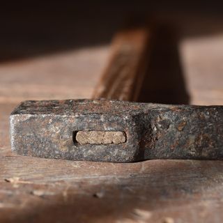 Insegue per strada il vicino di casa con un martello: condannato