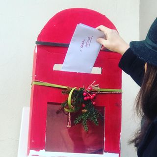 Cuneo, rubata la cassetta delle letterine di Babbo Natale in via Roma