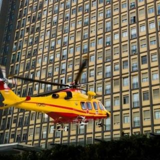 Bambino in bicicletta investito da un'auto a Trinità: trasportato in elicottero al Regina Margherita