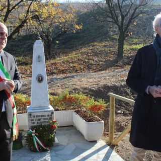 A destra Enzo Demaria, presidente dell'Anpi Alba Bra Langhe Roero, recentemente scomparso