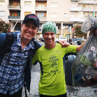 Erik Ahlstrom ad Alba per il lunedì dedicato al 'plogging', la disciplina che unisce corsa e raccolta rifiuti Erik Ahlstrom ad Alba per il lunedì dedicato al 'plogging', la disciplina che unisce corsa e raccolta rifiuti