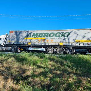 Tir esce di strada sulla provinciale 156 a Savigliano: due gru per rimetterlo in carreggiata