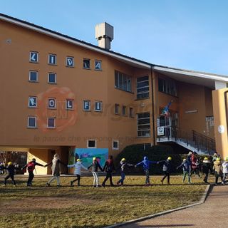 “Non vogliamo più scritte brutte sulle porte”: la lezione dei bimbi della scuola “Lidia Rolfi” di Cuneo (FOTO E VIDEO)