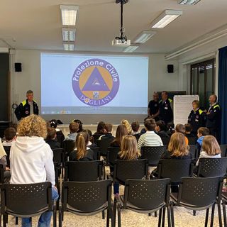A Dogliani parte il progetto “A sirene spiegate” con la protezione civile e con l’inaugurazione dei giochi  nel cortile della scuola