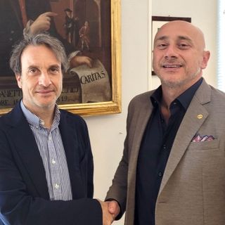 Domenico Vitale, nuovo direttore della struttura complessa Anestesia Cardiotoracovascolare e terapie intensive, insieme al direttore generale Livio Tranchida