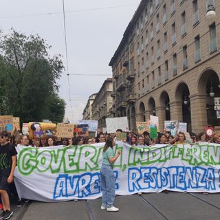 "Governi, indifferenza? Avrete resistenza!": a Torino i ragazzi di "Fridays for future" tornano in piazza