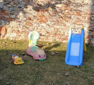 A Piozzo un donatore anonimo regala nuovi giochi alla scuola materna