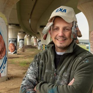 Giovanni Botta ed i piloni dipinti in strada Crosassa nella foto di Tino Gerbaldo,
