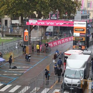 Il maltempo rallenta il Giro: tappa accorciata dopo la protesta degli atleti