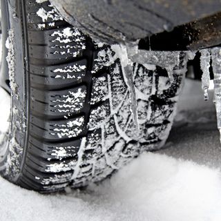 Dal 15 novembre obbligo di gomme invernali o catene a bordo sulle strade statali della Granda