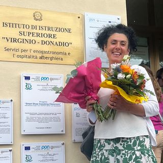 Ida Palmieri raggiante dopo il diploma conseguito a 44 anni