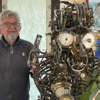 Franco Sebastiano Alessandria con una delle sue opere