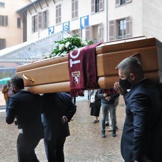 Alba, cattedrale gremita per l’ultimo saluto all’amato don Renzo