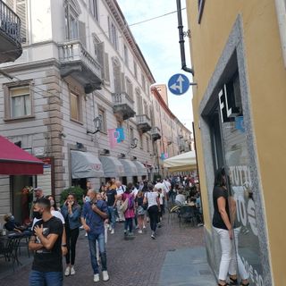 Passeggio in via Maestra ad Alba (archivio)