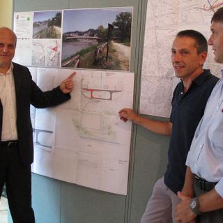 Un'immagine dell'agosto 2010: un Maurizio Marello all'inizio del suo primo mandato da sindaco illustra il noto rendering del progetto di terzo ponte albese insieme all'allora assessore ai Lavori pubblici Paolo Minuto. Dell'opera si persero poi le tracce, insieme ai fondi che lo avrebbero dovuto finanziare. A rilanciarne la fattibilità, la Giunta di Carlo Bo