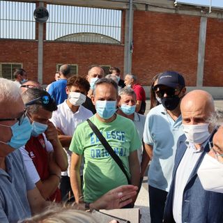 Il sindaco Bo a colloquio con lavoratori e sindacati durante la protesta di venerdì scorso ai cancelli della Miroglio di Alba